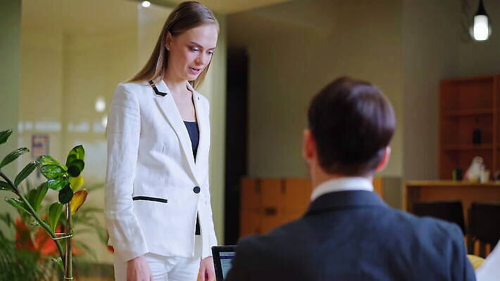 직업 커플 응시 옷 안경 얼굴 벽 백그라운드 셔츠 놀이 탁자 실내 관리 서기 사람 정장 내부 두명 사무실 알약 상점 여행가방 방 게임 잡기 업무 생일 문서 리빙 동영상 4K MOV 해외동영상 클립영상 시선 잡화 기념일 가구 상의 가방 비즈니스 관계 모션 신체부위 약 작업 파일형식