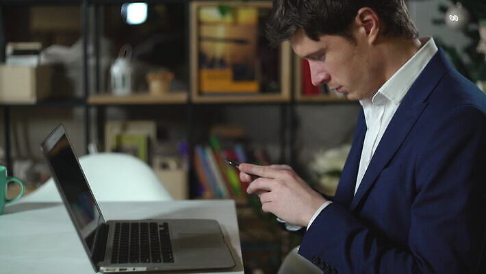 1 학생 라이프스타일 행복 인터넷 사업가 모바일 아파트 주택 세포 실내 한명 앉기 내부 책 30대 스마트폰 핸드폰 사무실 카페 방 비즈니스맨 기다림 메시지 플랫 도서관 어플리케이션 무선전화기 스마트 책상 대학교 와이파이 문자메시지 아이폰 채팅 혼자 4G 4K MOV 해외동영상 클립영상 직업 교육 남자 감정 가구 컨셉 비즈니스 학교 모션 IT 사람 건물 생활 장년 전자제품 스마트기기 상점 직장인 전화기 무선인터넷 동영상 파일형식