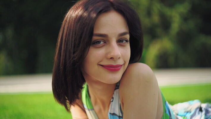 1 공원 여자 행복 감정 얼굴 휴식 갈색머리 건강 한명 미소 성인 야외 여름 30대 빛 태양 뷰티 기쁨 꿈 립스틱 자신감 우아함 피부 4K MOV 해외동영상 클립영상 자연요소 헤어스타일 계절 공공시설 컨셉 표정 사람 신체부위 장년 화장품 동영상 파일형식