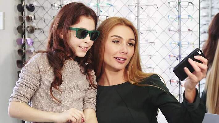 라이프스타일 딸 행복 안경 어린이 통신 가족 엄마 두명 스마트폰 부모 선글라스 유행 판매 세일 상점 보호 구매 결합 셀프카메라 가격 고객 시력 소매 돌봄 자외선 검안사 4K MOV 해외동영상 클립영상 직업 잡화 감정 컨셉 관계 모션 사람 생활 핸드폰 스마트기기 쇼핑 사진촬영 동영상 파일형식 안경사