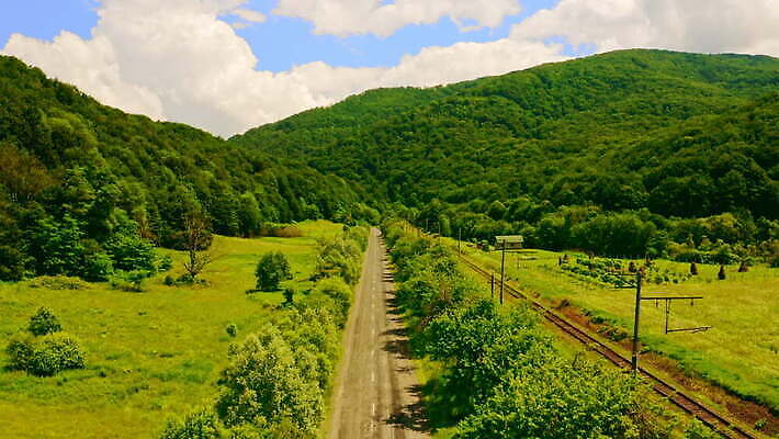 나무 도로 길 여행 백그라운드 낙엽 잎 교통시설 자연 휴가 산 안테나 사람없음 야외 초록색 파란색 환경 봄 운전 자유 시골 황무지 정상 숲 장면 침엽수 산악지대 항공촬영 루트 방법 삼림지대 4K MOV 해외동영상 클립영상 식물 계절 뷰포인트 컬러 교통 컨셉 통신 모션 시설 생태계 동영상 파일형식