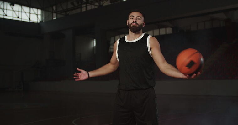 백인 직업 1 라이프스타일 남자 유럽 스포츠 포즈 백그라운드 유니폼 공 놀이 농구 실내 건강 한명 서기 사람 성인 내부 운동복 운동 바구니 검은색 힘 게임 잡기 결심 집중 근육질 동영상 법정 심각 어려움 운동가 튕기기 플레이어 4K MOV 해외동영상 클립영상 서양인 옷 나라 컬러 컨셉 모션 근육 생활 구기 몸매 파일형식