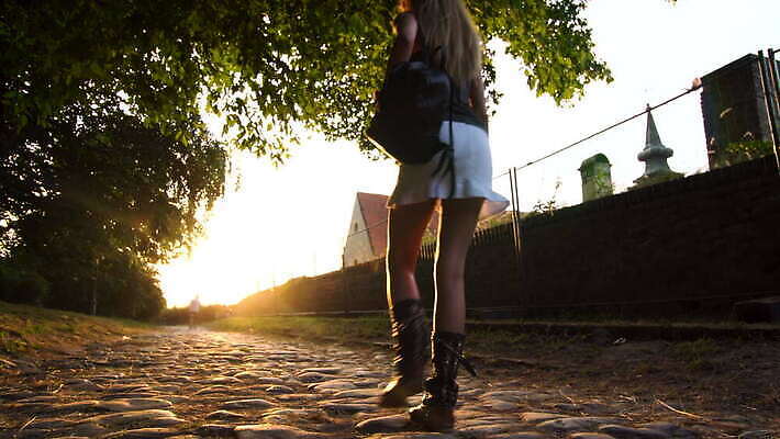 모델 1 라이프스타일 여자 실루엣 도로 신발 발 거리 부츠 건강 한명 사람 성인 야외 치마 태양 섹시 걷기 일출 맑음 일몰 산책 시골 화려 보행로 우아함 날씬함 단계 양발 조언 혼자 4K MOV 해외동영상 클립영상 자연요소 길 컨셉 교통시설 모션 하의 날씨 휴식 촬영기법 생활 신체부위 노을 몸매 동영상 파일형식