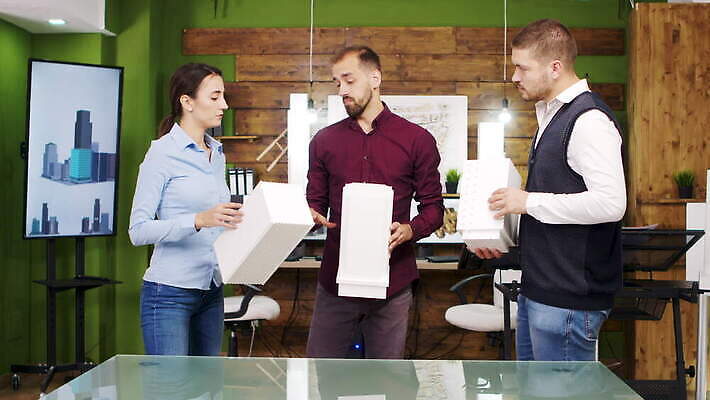 백인 모델 디자인 여자 남자 컨셉 비즈니스 건축양식 통신 미래 대화 사람 여러명 건물 사무실 방 도시 업무 비즈니스맨 비즈니스우먼 엔지니어 계획 건축가 토론 디자이너 동료 지역 청사진 공학 개발 프로젝트 치프 4K MOV 해외동영상 클립영상 서양인 직업 건축물 교육 건축 다수 관계 말하기 작업 직장인 기술자 동영상 파일형식