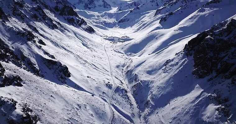 계절 길 호수 벽 여행 겨울 자연 휴가 산 안테나 파노라마 사람없음 야외 물 파란색 강 태양 환경 골짜기 계곡 맑음 얼음 힘 추위 흰색 숲 댐 알프스 암초 항공촬영 수력발전 절정 조감도 카자흐스탄 4K 알마티 MP4 해외동영상 클립영상 자연요소 공공시설 유럽 아시아 뷰포인트 컬러 통신 날씨 촬영기법 발전 생태계 동영상 수력에너지 파일형식