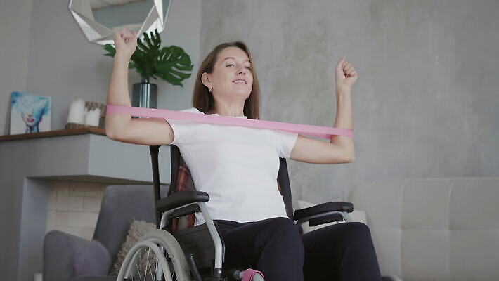 백인 여자 행복 무기 이동 주택 실내 건강 한명 미소 사람 앉기 성인 운동 악단 센터 강의 장애인 연습 휠체어 장애 반항 돌봄 물리치료 재활 지원 치유 4K MOV 해외동영상 클립영상 서양인 1 감정 음악 컨셉 모션 표정 내부 건물 치료 동영상 파일형식