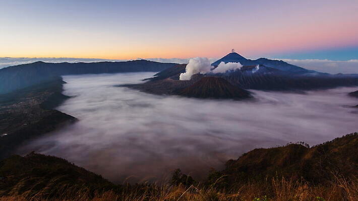 여행 이동 자연 아침 산 안테나 사람없음 야외 빨간색 햇빛 마을 일출 동남아시아 안개 연기 숲 큼 폭발 화산 인도네시아 먼지 분화구 스카이라인 연소 랜드마크 절정 4K 타임랩스 MOV 해외동영상 클립영상 주간 아시아 컬러 컨셉 통신 날씨 촬영기법 태양 노을 크기 생태계 동영상 파일형식