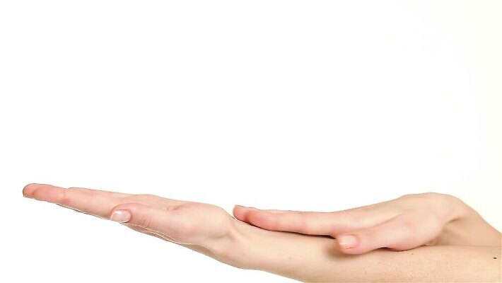 백인 라이프스타일 손 여자 백그라운드 2 신체 손가락 휴식 건조 건강 손바닥 한명 사람 뷰티 반사 상점 스파 고요 화장품 촉촉함 만지기 흰색 마사지 고급 닫기 손톱 손목 피부 복지 크림 번짐 로션 고립 돌봄 타격 MP4 해외동영상 클립영상 서양인 1 컬러 컨셉 모션 생활 신체부위 젖음 사회이슈 동영상 파일형식 효과