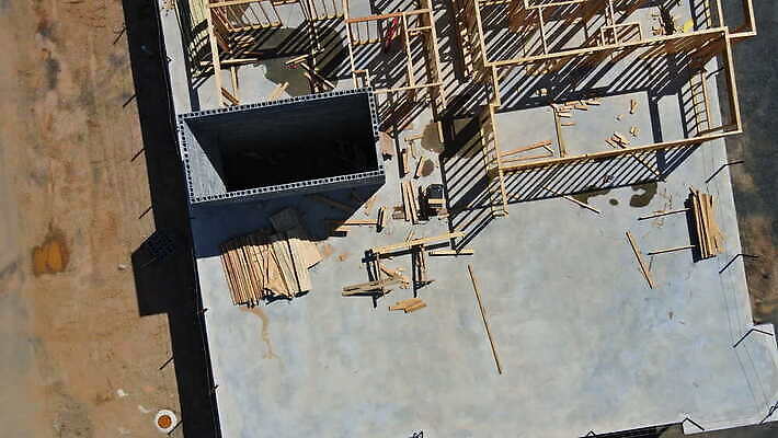 디자인 외관 산업 벽 건축양식 하늘 지붕 아파트 주택 프레임 사람없음 야외 내부 건물 목재 파란색 태양 건설현장 수리 아래 통나무 목공예 콘도 뼈대 잡동사니 진행 복원 리모델링 수목 합판 4K MOV 해외동영상 클립영상 자연요소 나무 건축물 건축 컬러 재료 숙소 건설업 공예 방향 위치 동영상 파일형식