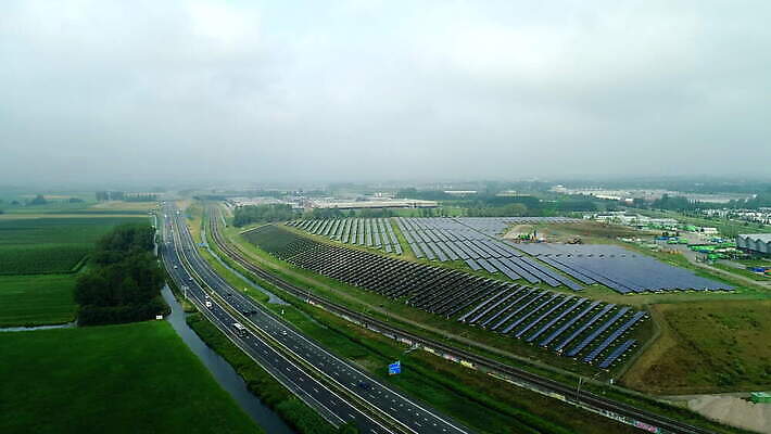 나무 공공시설 도로 밭 자동차 사람없음 야외 초록색 에너지 농촌 시골 고속도로 눈금 항공촬영 조감도 4K MOV 해외동영상 클립영상 식물 길 육상교통 뷰포인트 컬러 농업 교통시설 시설 동영상 파일형식