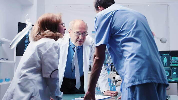 직업 여자 남자 산업 과학 건강 현미경 실험 사람 스터디 컴퓨터 약 스크린 장비 의사 코트 업무 작업 그룹 센터 실험실 연구원 과학자 분석 시설 생물학 튜브 공학 발견 조제 개발 돌봄 백신 유전 화학자 4K MOV 해외동영상 클립영상 교육 컨셉 의학 모션 실험기구 전자제품 학습 외투 의료진 만들기 동영상 학자 파일형식