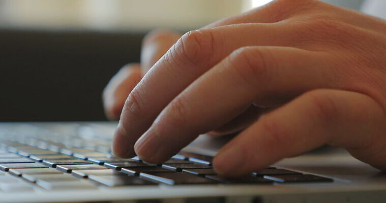 백인 라이프스타일 여자 손가락 실내 관리 정보기술 한명 사람 앉기 노트북 전자제품 빛 컴퓨터 부모 햇빛 흰색 청바지 타이핑 키보드 업무 작업 쌍 여자한명만 4K MOV 해외동영상 클립영상 서양인 1 손 컬러 바지 가족 모션 기술 내부 생활 태양 동영상 여자만 파일형식