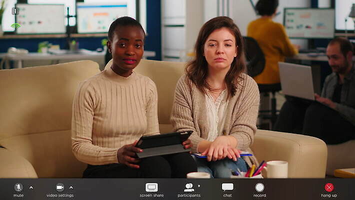 응시 흑인 인터넷 회사 비즈니스 사업가 통신 회의 직장 대화 사람 노트북 사무실 카메라 디지털 작업 비즈니스우먼 그룹 연결 토론 동료 경영자 창업 덮기 부름 온라인 동영상 다민족 소프트웨어 영상통화 화상통화 가상 1인칭시점 4K MOV 해외동영상 클립영상 서양인 직업 시선 여자 관계 모션 말하기 전자제품 직장인 리더 자영업 통화 파일형식