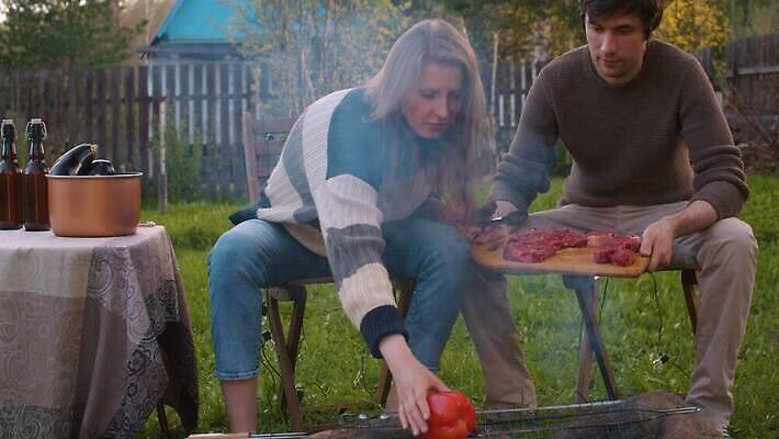 라이프스타일 접시 커플 행복 음식 컨셉 채소 가족 자연 파프리카 함께함 육류 요리 앉기 야외 두명 여름 소풍 파티 정원 저녁식사 소고기 튀김 신선 연기 그릴 바비큐 굽기 주말 숯 뒤뜰 맛있는 4K MP4 해외동영상 클립영상 식기 계절 감정 식재료 관계 모션 주방용품 사람 이벤트 생활 야외활동 식사 구이 생태계 동영상 파일형식