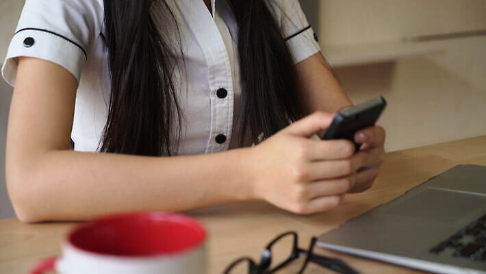 긴머리 여자 안경 인터넷 비즈니스 텍스트 통신 성공 모바일 갈색머리 세포 한명 동양인 20대 스마트폰 핸드폰 사무실 업무 비즈니스우먼 메시지 우아함 어플리케이션 무선전화기 전화기 읽기 온라인 전송 매각 문자메시지 정중 4G 4K MOV 해외동영상 클립영상 1 헤어스타일 잡화 컨셉 모션 IT 사람 인종 청년 전자제품 스마트기기 작업 직장인 동영상 파일형식