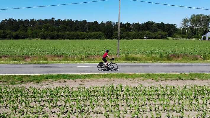 전신 백인 라이프스타일 남자 도로 벽 스포츠 포즈 셔츠 자연 하늘 안테나 경사 야외 친구 태양 유행 맑음 자전거 도시 승차 헬멧 언덕 속도 순환 오르막 드론 바이킹 슬로베니아 크로스컨트리 스타일 4K MP4 해외동영상 클립영상 자연요소 서양인 유럽 길 상의 통신 관계 교통시설 모션 날씨 사람 생활 바이크 보호장비 생태계 동영상 파일형식