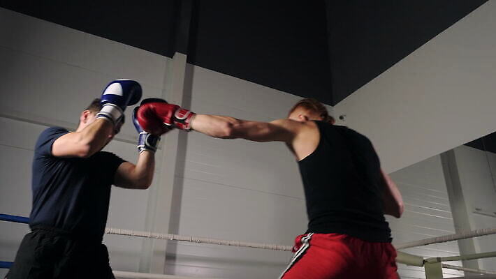 남자 무기 스포츠 장갑 컨셉 모션 청소년 실내 건강 경기 두명 운동 힘 경쟁 헬스장 수비 상처 공격 집중 연습 체육관 싸움 근육질 대회 규율 킥복싱 4K MOV 해외동영상 슬로모션 클립영상 잡화 근육 촬영기법 사람 내부 헬스 권투 몸매 동영상 파일형식