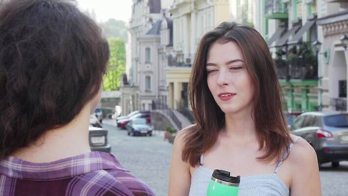 라이프스타일 여자 유럽 여행 가이드 통신 휴가 휴식 거리 함께함 야외 두명 친구 유행 우정 산책 슬픔 우아함 모험가 자매 방문 타운 소매 쇼퍼홀릭 우울증 지원 4K MOV 해외동영상 클립영상 직업 감정 나라 컨셉 가족 관계 사람 생활 도시 질병 동영상 파일형식