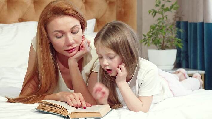 라이프스타일 여학생 교육 딸 어린이 가족 포옹 상상 놀이 엄마 동화 휴식 주택 아이디어 사랑 미소 두명 책 스터디 부모 표현 도서관 스마트 읽기 문학 공상 걸음마 사춘기 지능 어머니의날 유대감 4K MOV 해외동영상 클립영상 학생 여자 기념일 감정 컨셉 관계 안기 모션 표정 사람 건물 생활 학습 미국문화 동영상 파일형식