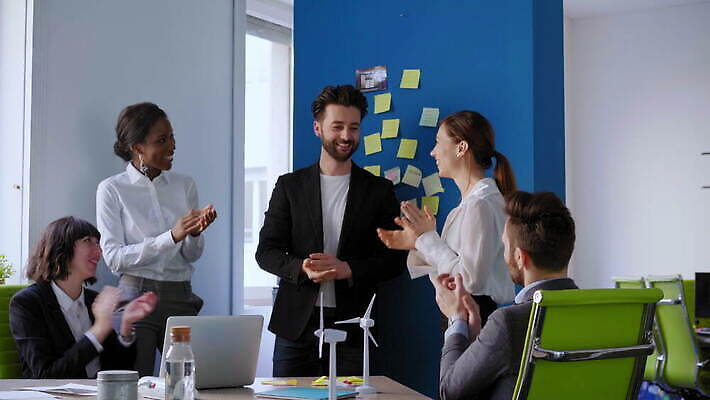 백인 웰빙 여자 남자 행복 비즈니스 사업가 통신 청소년 성공 작업복 대화 손짓 여러명 20대 성인 30대 사무실 이탈리아 비즈니스맨 비즈니스우먼 박수 동료 다인종 밀라노 지원 남유럽 4K MOV 해외동영상 클립영상 서양인 직업 옷 감정 유럽 다수 컨셉 관계 모션 말하기 사람 인종 청년 장년 직장인 동영상 파일형식