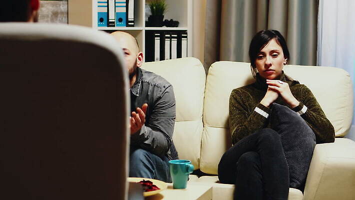 백인 직업 커플 여자 남자 지도 가족 관계 결혼식 남편 스트레스 대화 사람 앉기 성인 소파 사무실 외침 모임 분노 아내 충돌 상담 싸움 문제 곤란 정신과의사 치료사 헬프 심리치료 4K MOV 해외동영상 클립영상 서양인 감정 결혼 의자 비즈니스 모션 말하기 치료 소리 의사 도움 동영상 심리 파일형식