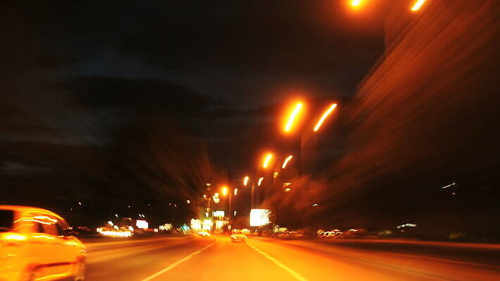 도로 비즈니스 모션 자동차 조명 거리 사람없음 빛 운전 도시 시간 고속도로 터널 야간 속도 네온 빛망울 4K 타임랩스 MOV 해외동영상 클립영상 자연요소 길 육상교통 교통시설 촬영기법 동영상 파일형식