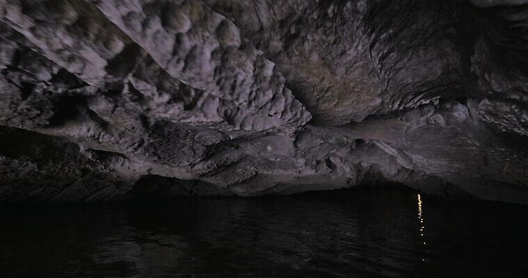 여행 자연 산 사람없음 빛 강 환경 어둠 탐험 만 구멍 보트 틈 터널 동굴 균열 신비 모험가 서식 역동적 베트남 장면 지하 내추럴 땅바닥 방법 석회암 원정 종유석 지질학 4K MOV 해외동영상 클립영상 교육 길 컨셉 배_교통 모션 바닥 동남아시아 암석 생태계 동영상 파일형식