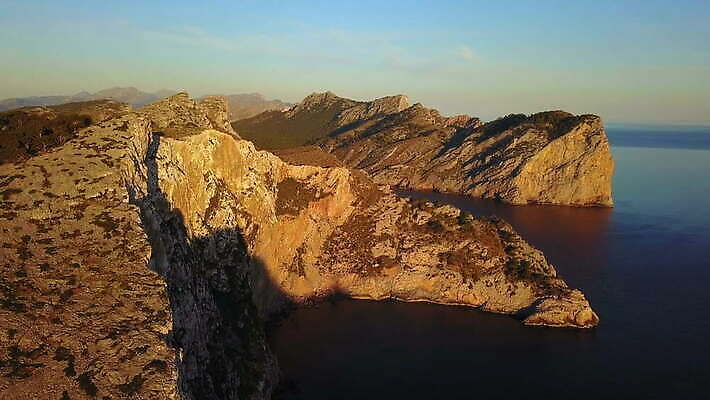 자연 날씨 산 그림자 사람없음 야외 빛 햇빛 일몰 놀람 시골 스페인 그늘 망토 침식 조감도 수평선 남유럽 4K MOV 해외동영상 클립영상 감정 유럽 표정 태양 노을 생태계 동영상 파일형식