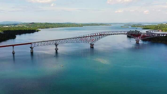 나무 구름 디자인 공공시설 아시아 도로 바다 섬 여행 백그라운드 곡선 건축양식 교통시설 자동차 자연 하늘 산 안테나 파노라마 풍경 사람없음 건물 빨간색 물 여름 파란색 금속 동남아시아 고속도로 연결 큼 아스팔트 공학 건너기 랜드마크 조감도 콘크리트 4K MOV 해외동영상 클립영상 자연요소 식물 건축물 계절 교육 건축 나라 길 선 육상교통 컬러 교통 통신 모션 재질 촬영기법 크기 시설 생태계 동영상 파일형식