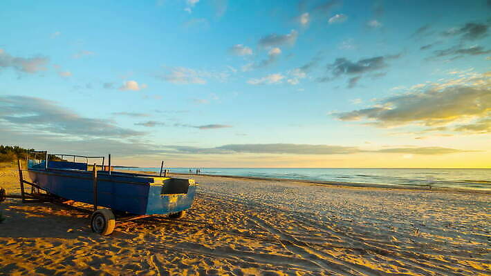 문화 모래 파도 바다 컬러 여행 요트 모션 자연 휴가 항해 파노라마 해변 사람없음 물 파란색 햇빛 태양 황혼 일몰 활발 시간 보트 함선 태평양 많음 4K 타임랩스 MOV 해외동영상 클립영상 자연요소 컨셉 배_교통 촬영기법 노을 생태계 동영상 파일형식