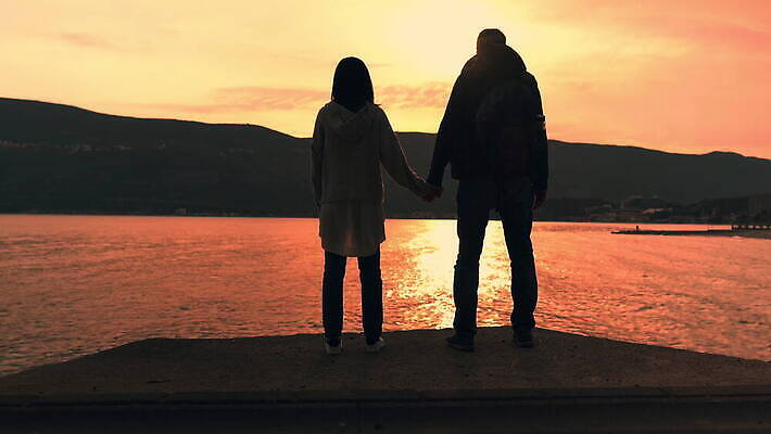 라이프스타일 커플 실루엣 바다 여행 오렌지 성공 휴가 휴식 산 관리 해변 야외 두명 친구 햇빛 태양 여행객 일출 일몰 봄 낭만 잡기 야간 저녁 명상 스카이라인 4K MOV 해외동영상 클립영상 자연요소 계절 컨셉 과일 관계 모션 촬영기법 사람 생활 노을 동영상 파일형식