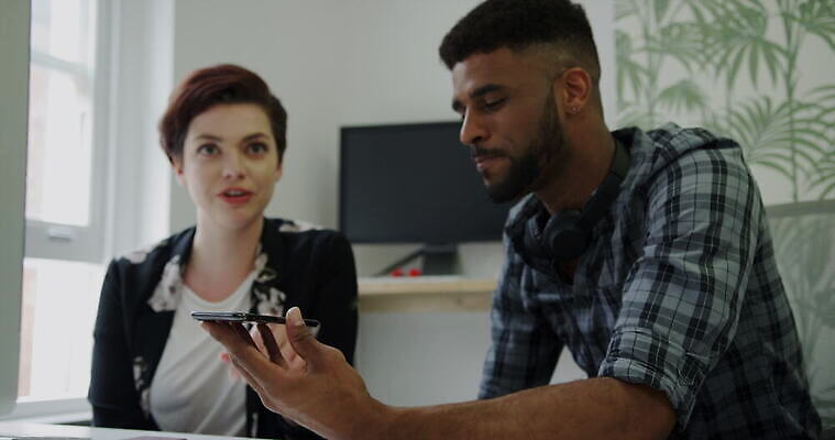 백인 여자 남자 가구 사업가 통신 창문 청소년 영국 잉글랜드 실내 작업복 대화 미소 사람 앉기 20대 두명 스마트폰 핸드폰 컴퓨터 사무실 모니터 잡기 작업 비즈니스맨 비즈니스우먼 전화기 책상 런던 성인여자만 4K 틸트업 MOV 해외동영상 클립영상 서양인 직업 옷 유럽 생활용품 비즈니스 모션 촬영기법 표정 말하기 청년 내부 전자제품 스마트기기 직장인 동영상 여자만 성인만 파일형식