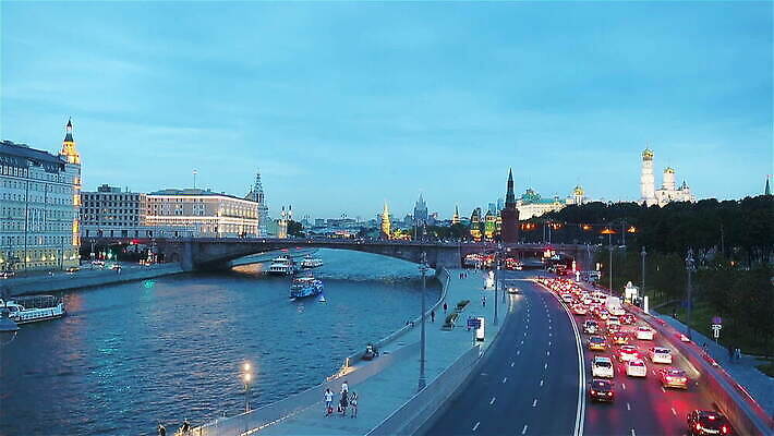 도로 여행 가로등 건축양식 자국 자동차 하늘 거리 풍경 건물 물 여름 빛 강 도시풍경 성당 교회 탑 일몰 새벽 도시 고속도로 역사 도심 야간 저녁 러시아 장면 타운 스카이라인 랜드마크 러시아인 모스크바 수도권 크렘린궁전 MOV 해외동영상 클립영상 자연요소 서양인 건축물 계절 공공시설 건축 유럽 길 육상교통 종교건축 교통시설 노을 궁전 지역 동영상 크렘린 파일형식