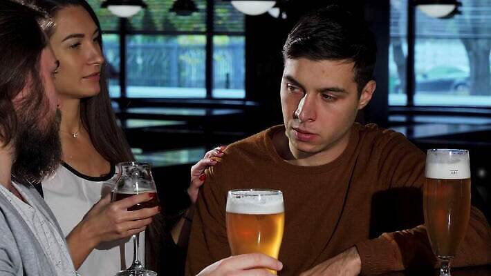 라이프스타일 남자 음료 통신 응원 유리 휴가 휴식 스트레스 맥주 생맥주 사람 이벤트 세명 친구 식당 우정 카페 슬픔 알코올 신선 도시 바 맛 갈증 계산대 주말 중독 우울증 지원 유흥 4K MOV 해외동영상 클립영상 감정 컨셉 관계 재질 주류 생활 상점 질병 동영상 파일형식