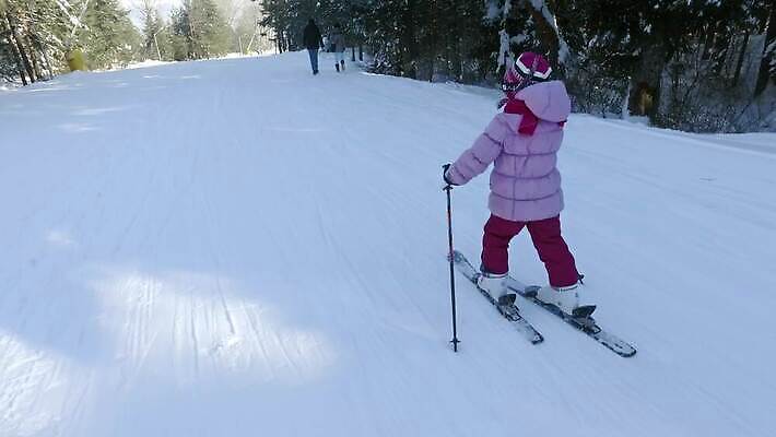 1 옷 계절 여자 행복 어린이 스포츠 겨울 가족 모션 자연 하늘 수업 휴가 스키 산 사람 경사 사람없음 야외 학습 맑음 장비 추위 흰색 스노우보드 헬멧 작음 언덕 휴양지 알프스 스키선수 조지아 4K MP4 해외동영상 클립영상 교육 감정 유럽 컬러 관계 날씨 겨울스포츠 운동선수 장소 보드_스포츠 보호장비 크기 생태계 동영상 동유럽 파일형식