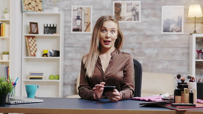 직업 라이프스타일 여자 얼굴 인터넷 비즈니스 주택 실내 미소 두명 뷰티 유행 카메라 디지털 촬영 웹 화장품 장비 정보 네트워크 흥분 방송 온라인 동영상 블로거 블로그 소셜 생존 스타일 크리에이터 1인미디어 4K MOV 해외동영상 클립영상 감정 표정 사람 내부 건물 생활 신체부위 전자제품 파일형식