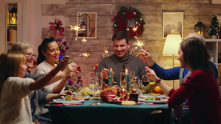 전통 라이프스타일 행복 음료 어린이 크리스마스 가족 모션 유리 탁자 휴가 새해 주택 함께함 폭죽 실내 대화 미소 사람 성인 사람없음 크리스마스트리 파티 크래커 저녁식사 모임 축하 잔치 느림 연소 조부모 4K MOV 해외동영상 슬로모션 클립영상 기념일 감정 가구 컨셉 관계 재질 촬영기법 표정 말하기 이벤트 내부 건물 생활 쿠키 식사 동영상 파일형식