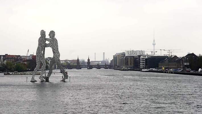 남자 실루엣 유럽 문화 조각 여행 겨울 건축양식 하늘 독일 미술 풍경 사람없음 야외 건물 물 여름 파란색 강 조각상 반사 탑 금속 어둠 가을 도시 역사 계획 오브젝트 예술가 베를린 천연기념물 랜드마크 수도권 옛날 4K MOV 해외동영상 클립영상 자연요소 건축물 계절 건축 나라 컬러 컨셉 재질 문화예술 촬영기법 사람 조형물 지역 동영상 파일형식