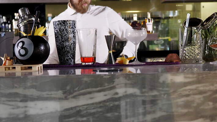 직업 라이프스타일 손 남자 음료 비즈니스 유리 주류 사람 사람없음 물 파티 식당 얼음 축하 알코올 업무 칵테일 바 붓기 우아함 야간 계산대 클럽 준비 상쾌 만들기 바텐더 보드카 섞기 토닉 유흥 셰이커 4K MOV 해외동영상 클립영상 자연요소 감정 컨셉 모션 재질 이벤트 생활 신체부위 상점 작업 동영상 파일형식