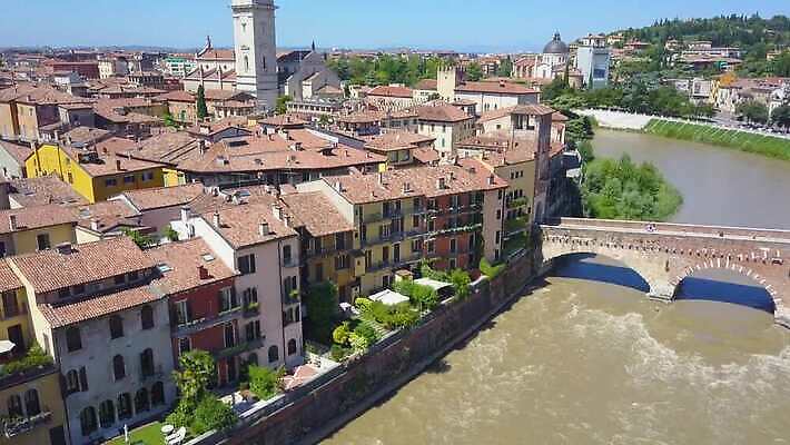 유럽 문화 건축양식 하늘 지붕 거리 주택 안테나 파노라마 풍경 사람없음 강 도시풍경 교회 탑 이탈리아 새벽 도시 센터 중세 역사 도심 옥상 타운 동영상 항공촬영 구시가지 드론 랜드마크 로마인 바실리카 베로나 옛날 조감도 수평선 4K MOV 해외동영상 클립영상 자연요소 건축물 건축 나라 뷰포인트 통신 종교건축 촬영기법 인종 건물 파일형식