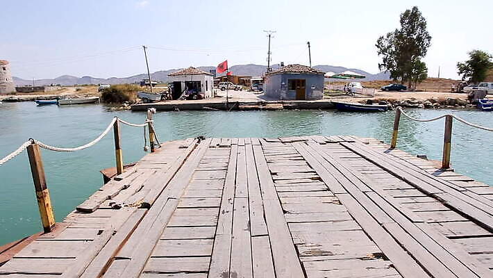 도로 밧줄 바다 여행 휴가 사람없음 야외 목재 물 울타리 태양 깃발 보트 당기기 정상 위험 기어 뗏목 알바니아 핸드메이드 혼자 MOV 해외동영상 클립영상 자연요소 나무 길 줄 교통수단 컨셉 배_교통 재료 교통시설 모션 담장 동영상 파일형식 남유럽