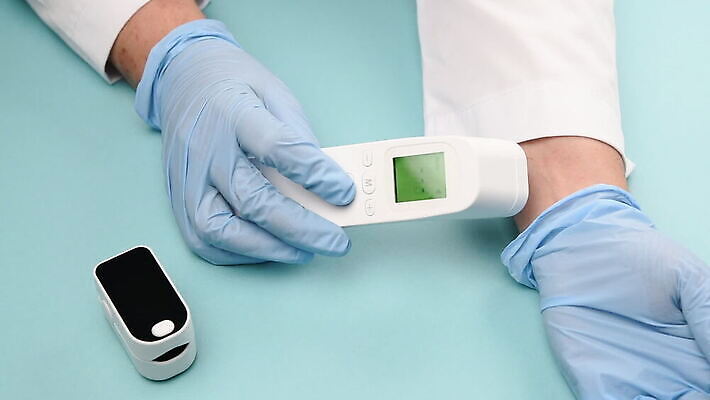 손 여자 장갑 신체 거리 건강 사람 치료 디지털 모니터 고통 장비 총 의사 흰색 기구 공구 잡기 뜨거움 열 바이러스 보호 결과 질병 온도계 체온계 플라스틱 측정 전자 온도 스캐너 인플루엔자 적외선 전염병 제어 코로나바이러스 MOV 해외동영상 클립영상 잡화 감정 무기 컬러 컨셉 의학 모션 재질 신체부위 컴퓨터 의료진 도구 동영상 파일형식