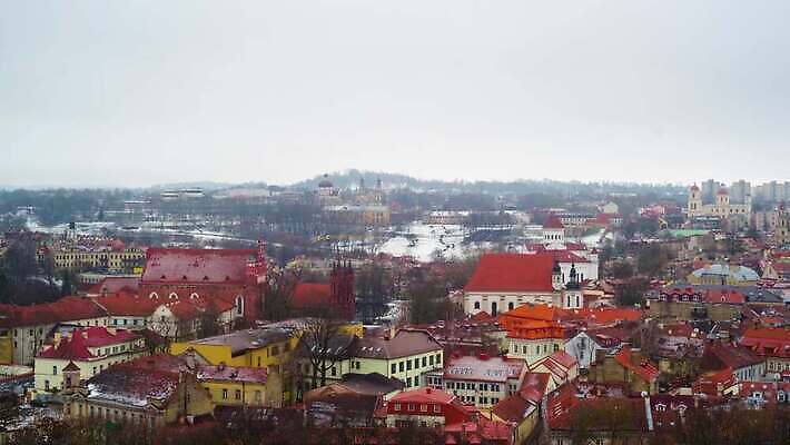 외관 공원 유럽 여행 건축양식 하늘 지붕 벽돌 거리 주택 파노라마 풍경 사람없음 건물 빨간색 도시풍경 교회 탑 도시 시간 역사 언덕 타운 고딕 랜드마크 리투아니아 수도권 옛날 4K 타임랩스 MP4 해외동영상 클립영상 건축물 공공시설 건축 나라 컬러 종교건축 촬영기법 지역 동영상 파일형식