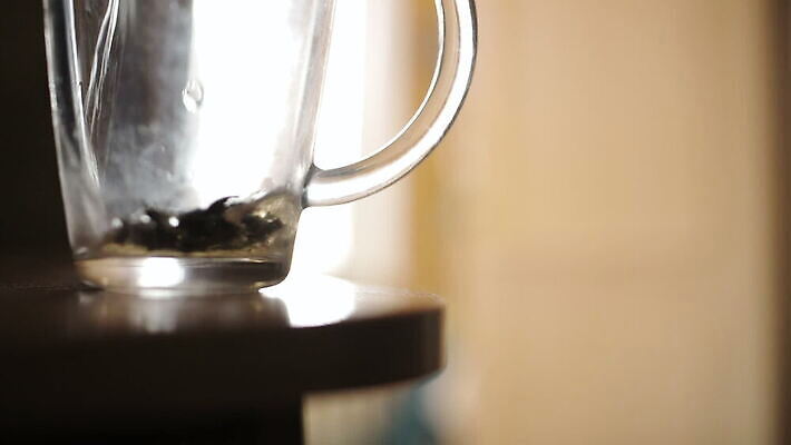 음료 잎 유리 건강 사람없음 옆모습 컵 물 머그컵 신선 닫기 차 허브 상쾌 입내밀기 투입 MOV 해외동영상 클립영상 자연요소 식물 식기 감정 뷰포인트 모션 재질 동영상 파일형식