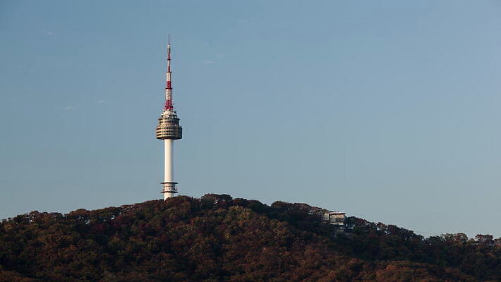 나무 아시아 하늘 서울 사람없음 파란색 탑 텔레비전 시간 숲 라디오 4K 타임랩스 MOV 해외동영상 클립영상 식물 건축물 나라 컬러 한국 촬영기법 전자제품 동영상 파일형식