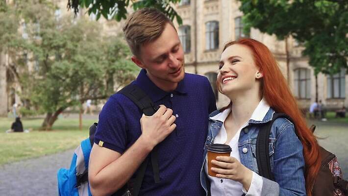 백인 학생 라이프스타일 커플 응시 여자 교육 남자 행복 커피 백그라운드 2 배낭 포옹 함께함 서기 미소 소년 성인 야외 두명 건물 컵 여름 스터디 금발 우정 잡기 어깨 대학교 빨간머리 스타일 4K MOV 해외동영상 클립영상 서양인 헤어스타일 식기 건축물 시선 계절 감정 음료 어린이 컨셉 가방 학교 관계 안기 모션 표정 사람 생활 신체부위 친구 학습 동영상 파일형식