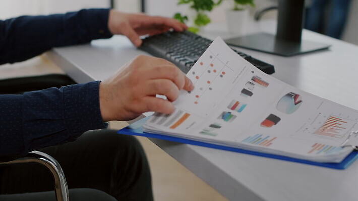 얼굴 회사 비즈니스 사업가 통계 노동자 직장 대화 가면 앉기 사람없음 금융 경제 컴퓨터 사무실 우주 자료 타이핑 작업 작업실 닫기 보호 장애인 종업원 동료 확인 휠체어 경영자 창업 장애 프로젝트 네트워킹 코로나바이러스 뉴노멀 4K MOV 해외동영상 클립영상 직업 컨셉 관계 모션 말하기 신체부위 전자제품 네트워크 바이러스 리더 자영업 동영상 파일형식