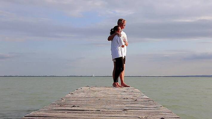 백인 라이프스타일 커플 계절 여자 남자 행복 바다 중년 여행 관계 자연 남편 휴가 함께함 사랑 사람 성인 야외 두명 물 여름 파란색 우주 낭만 신혼여행 아내 비치웨어 헝가리 MP4 해외동영상 클립영상 자연요소 서양인 옷 감정 컬러 결혼 컨셉 생활 생태계 동영상 동유럽 파일형식