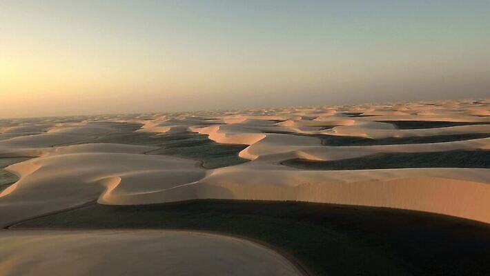공원 호수 모래 여행 자연 하늘 건조 파노라마 국립공원 사람없음 가로 초록색 물 파란색 태양 여행객 평화 미국 일몰 사막 흰색 남아메리카 모래언덕 호기심 브라질 남쪽 석호 내추럴 항공촬영 랜드마크 오아시스 전국 브라질사람 4K MOV 해외동영상 클립영상 자연요소 공공시설 감정 뷰포인트 컬러 컨셉 북아메리카 촬영기법 아메리카 사람 노을 방향 언덕 생태계 동영상 파일형식