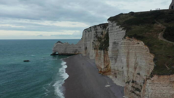 유럽 바다 자연 안테나 파노라마 사람없음 초록색 물 파란색 하이앵글 절벽 프랑스 만 아치 프랑스어 노르망디 드론 랜드마크 4K MOV 해외동영상 클립영상 자연요소 문자 나라 뷰포인트 컬러 통신 촬영기법 생태계 동영상 파일형식
